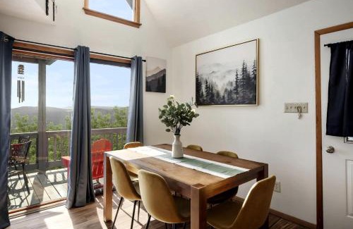 Romney House | Splendid Mountaintop Cabin Retreat near South Branch Potomac River in West Virginia