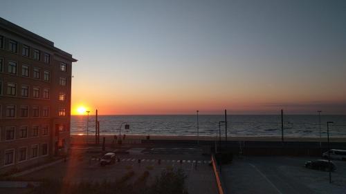 Mariakerke Apartment | Splendid Seaview - Ostend Luxury Studio 4 persons at beach and sea