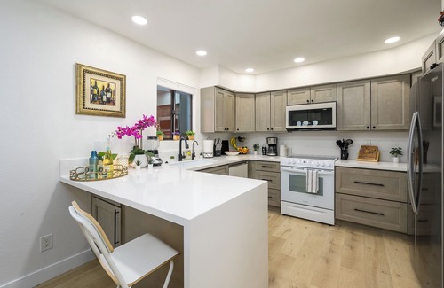 Paradise Valley Village Condo | Splendid Top Floor Condo. Spectacular Views! Fantastic Neighborhood!