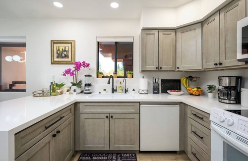 Paradise Valley Village Condo | Splendid Top Floor Condo. Spectacular Views! Fantastic Neighborhood!