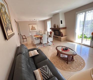 Levernois Villa | Splendide Villa, grand jardin à 2 pas du Golf