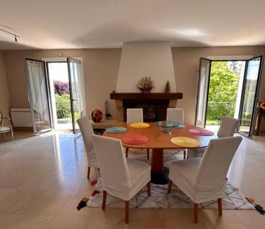 Levernois Villa | Splendide Villa, grand jardin à 2 pas du Golf