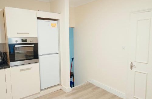 Crouch End Apartment | Split Level 3 Bedroom Apartment , Sleeps 8, Near Ally Pally, Balcony & Workspace