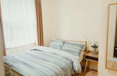 Crouch End Apartment | Split Level 3 Bedroom Apartment , Sleeps 8, Near Ally Pally, Balcony & Workspace