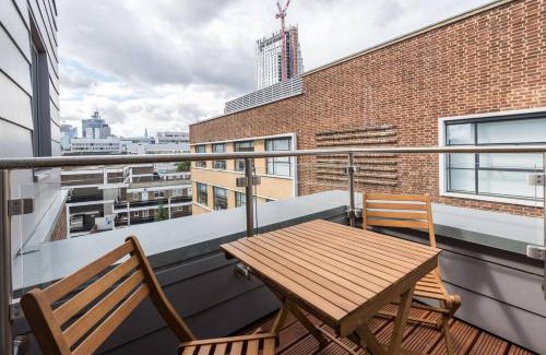 Hoxton Apartment | Split Level 3 Bedroom Top Floor Flat