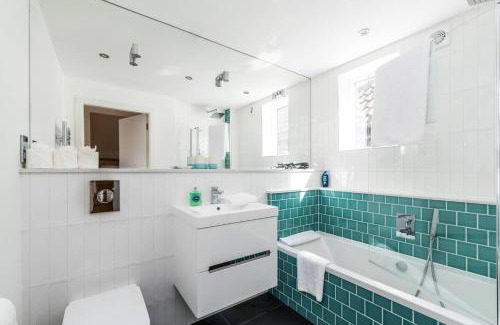 Hoxton Apartment | Split Level 3 Bedroom Top Floor Flat
