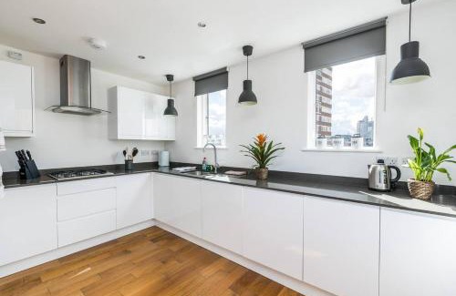 Hoxton Apartment | Split Level 3 Bedroom Top Floor Flat