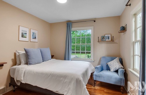 Manito House | Spokane | Mid-Century Modern Pet Friendly | Sleeps 9