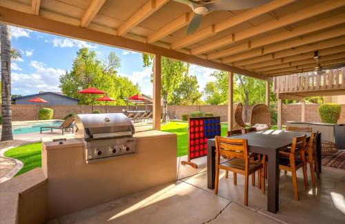 Glendale House | Sport Court Pool Hot Tub Pool Table Fire Pit Games