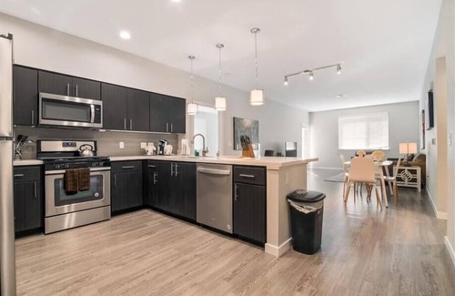 Menlo Park Apartment | Sports Lounge w/bar | Heated Pool & Spa | Redwood City Downtown