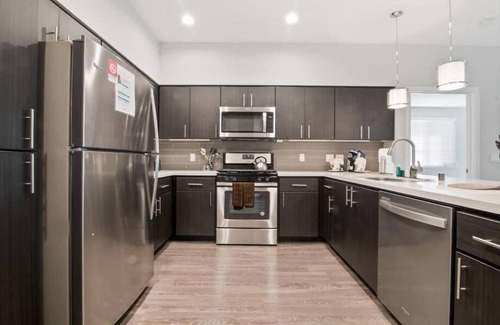 Menlo Park Apartment | Sports Lounge w/bar | Heated Pool & Spa | Redwood City Downtown