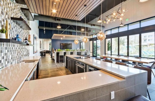 Menlo Park Apartment | Sports Lounge w/bar | Heated Pool & Spa | Redwood City Downtown
