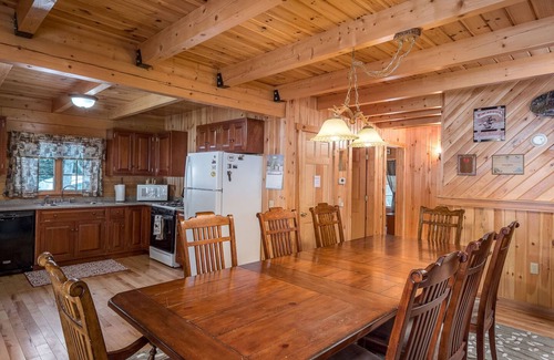 Bethel House | Sportsmans Retreat - Beautiful, Authentic Log Cabin located 5 minutes from Bethel!