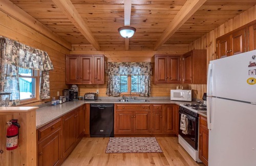 Bethel House | Sportsmans Retreat - Beautiful, Authentic Log Cabin located 5 minutes from Bethel!