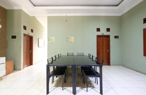 Karawang Hotel | SPOT ON 2806 Wisma Syariah