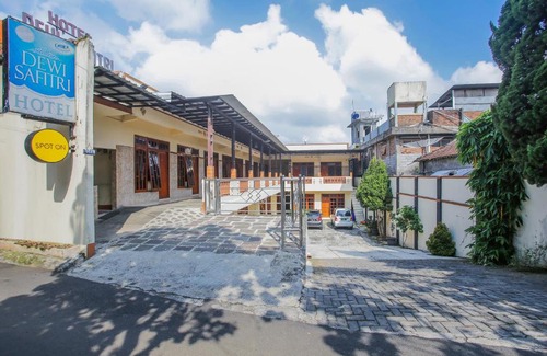 Ambarawa Hotel | SPOT ON 90092 Dewi Safitri Hotel