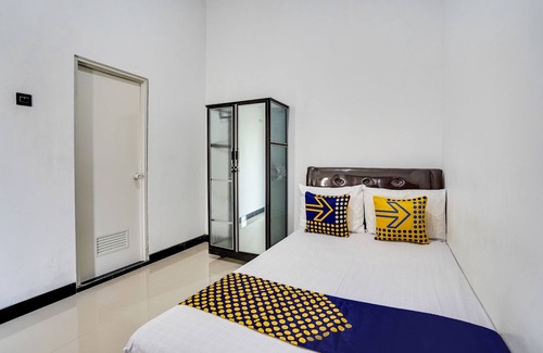Gresik Hotel | SPOT ON 91745 Rumah Kost Gresik Syariah