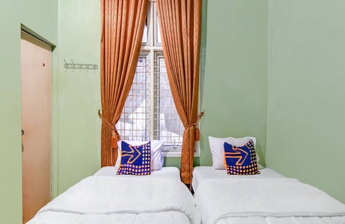 Pekanbaru Hotel | SPOT ON 91875 Nayla Homestay Syariah Near Koro Koro Panam, Karaoke, Pool, & Cafe