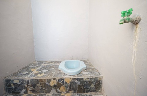 Sedati Hotel | SPOT ON 93685 Homestay Bu Sun SyariahNearTaman Rekreasi & Pemandian Taman Suruh