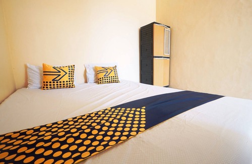 Sedati Hotel | SPOT ON 93685 Homestay Bu Sun SyariahNearTaman Rekreasi & Pemandian Taman Suruh