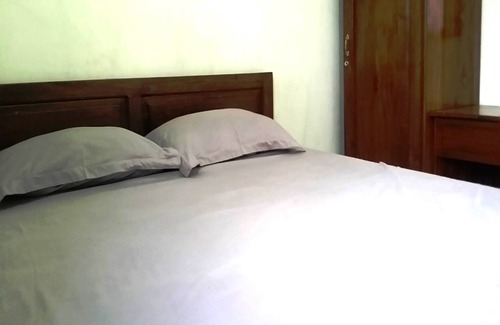 Waru Hotel | SPOT ON 93880 Guest House Bu Iin Syariah