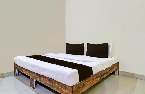 Sanwer Hotel | SPOT ON Hotel Park Bench palace