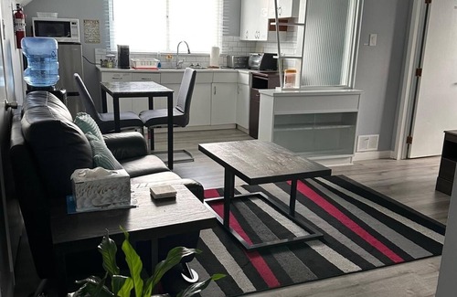 East Kildonan House | Spotless 4 Bedroom House in Winnipeg Sleep 8.