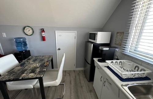East Kildonan House | Spotless 4 Bedroom House in Winnipeg Sleep 8.