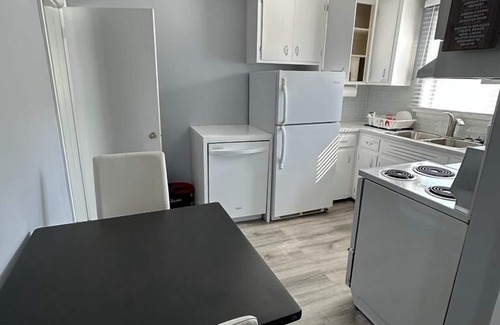 East Kildonan House | Spotless 4 Bedroom House in Winnipeg Sleep 8.