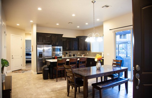 Washington House | SPOTLESS, Booking for SUMMER AND FALL 3bdrm 2bth ONE LEVEL Great location!