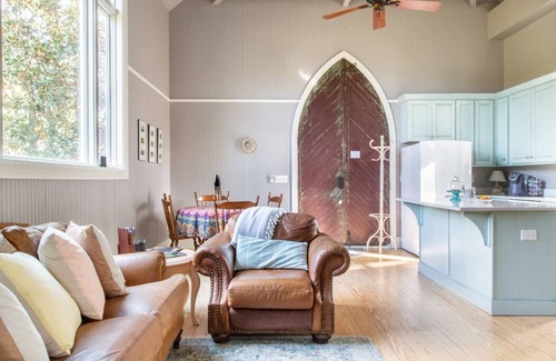Franklin House | Spotless Cottage in Gorgeous Setting, Pet Friendly