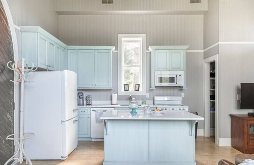 Franklin House | Spotless Cottage in Gorgeous Setting, Pet Friendly