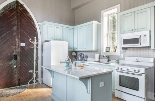 Franklin House | Spotless Cottage in Gorgeous Setting, Pet Friendly