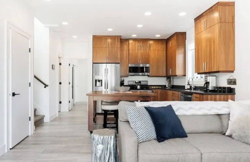 Mississippi District House | Spotless Modern Steps from the Best Shops and Restaurants.