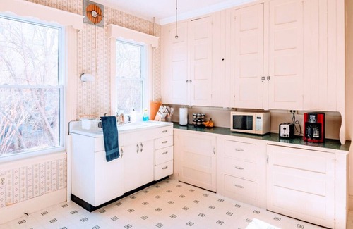 Oakdale Apartment | Spotless Victorian on William