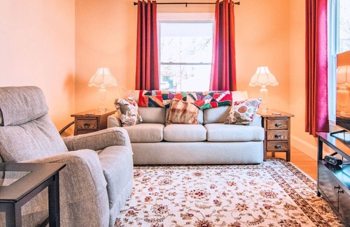 Oakdale Apartment | Spotless Victorian on William