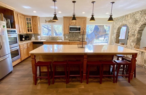 Concan House | Sprawling Hacienda~Party Pool, Cabana, Casita, Lux Kitchen, 1 Minute 2 Frio !