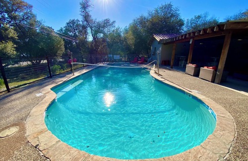 Concan House | Sprawling Hacienda~Party Pool, Cabana, Casita, Lux Kitchen, 1 Minute 2 Frio !