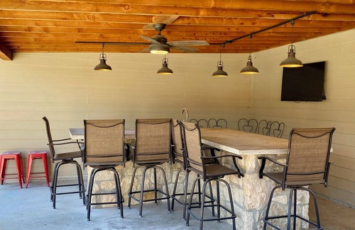 Concan House | Sprawling Hacienda~Party Pool, Cabana, Casita, Lux Kitchen, 1 Minute 2 Frio !