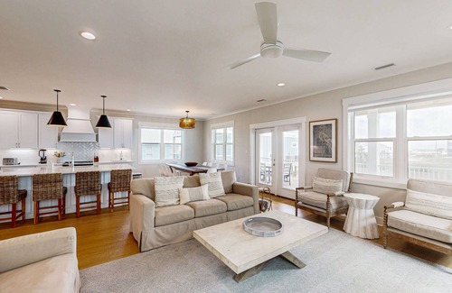Gulf Shores House | Sprawling retreat with an enclosed pool, large balcony, outdoor shower, & W/D