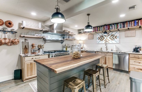 River Oaks House | Sprawling Texas Ranch House minutes from W7th, Stockyards and Dickies Arena