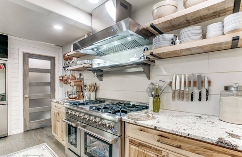 River Oaks House | Sprawling Texas Ranch House minutes from W7th, Stockyards and Dickies Arena