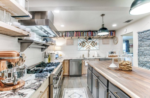 River Oaks House | Sprawling Texas Ranch House minutes from W7th, Stockyards and Dickies Arena