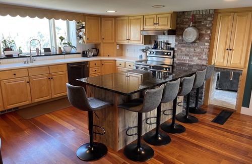 New London Other | Sprawling Updated Farmhouse w/huge backyard & firepit 5⭐️