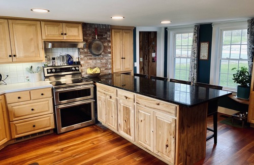 New London Other | Sprawling Updated Farmhouse w/huge backyard & firepit 5⭐️