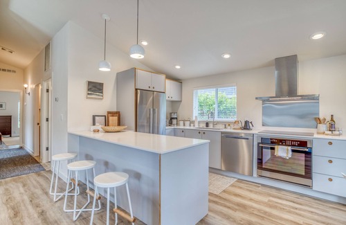 Manzanita House | Sprig Dwelling! Clean Contemporary Less than One Block to Manzanita Village.