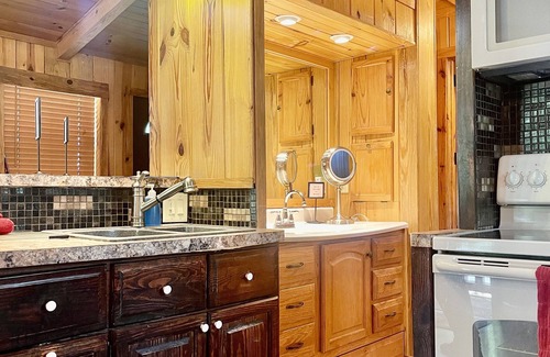 Cleveland Cabin | Spring break! Hiking, dining, tubing & heated pool! 5 Mi to Helen. Book now!