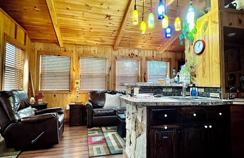 Cleveland Cabin | Spring break! Hiking, dining, tubing & heated pool! 5 Mi to Helen. Book now!