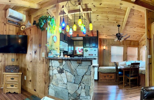 Cleveland Cabin | Spring break! Hiking, dining, tubing & heated pool! 5 Mi to Helen. Book now!