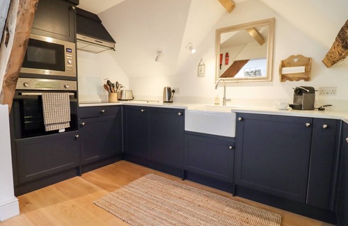 Stroud Cottage | SPRING COTTAGE, pet friendly, character holiday cottage in Stroud